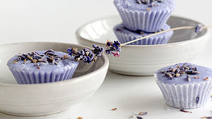 Badepralinen in Schüsseln dekoriert | © Silke Rothenburger-Zerrer