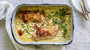 Hähnchenschenkel in Auflaufform angerichtet | © Julia Cawley