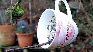 Selbstgemachter Meisenknödel in einer Tasse. | © Silke Rothenburger-Zerrer