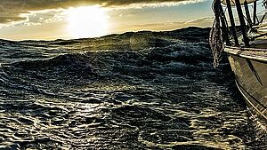 Antikes Segelschiff auf dunkler See | © Tom Jur, unsplash