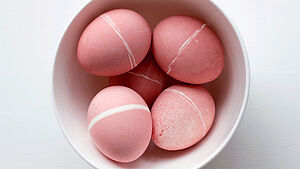 Rosa gefärbte Ostereier in weißer Schale. | © Silke Rothenburg-Zerrer