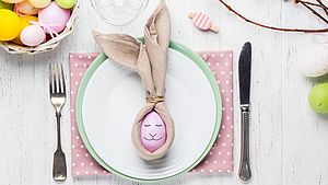 Festliches Gedeck an Oster-Tafel | © Anastasia Voskresenskaya, shuttersock.com