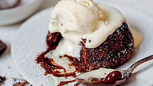 Schokoladenküchlein mit Eis. | © Kathrin Salzwedel & Ramin Madani