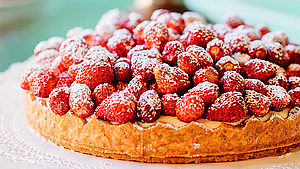 Erdbeertarte mit Puderzucker bestreut. | © Cultura Creative/Photocuisine