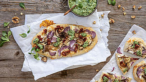 Flammkuchen auf Backpapier angerichtet | © Julia Cawley