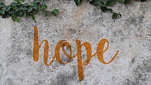 »Hope« Schriftzug auf einer Mauer | © GUNDAMDAD, shutterstock.com