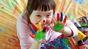 Kleines, niedliches Mädchen mit lackierten Händen | © Denis Kuvaev / shutterstock.com