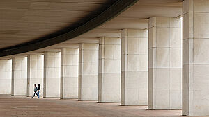 Säulengang mit zwei gehenden Menschen. | © pixabay.com