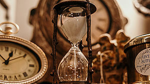 Antike Uhr und Sanduhr. | © pexels.com