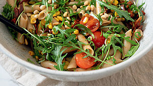 Schüssel mit buntem Nudelsalat. | © Eileen Pesarini