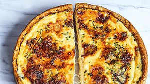Quiche mit Dreierlei Käse und Schnittlauch. | © David Japy