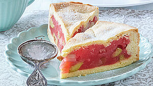 Zwei Stücke Rhabarberkuchen auf hellblauem Teller. | © StockFood/Profimedia