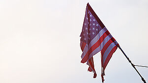 Zerrissene amerikanische Flagge. | © shutterstock.com