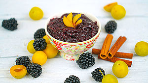 Schale mit Marmelade, drumherum liegen Brombeeren, Mirabellen und Zimtstangen  | © Nathalie Wolff, Finken & Bumiller