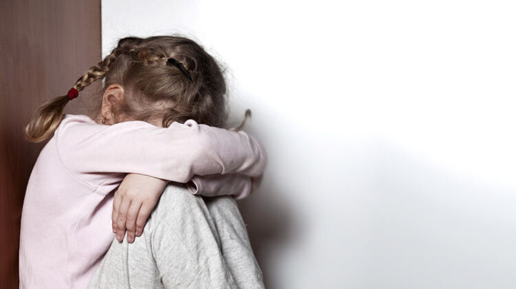 Trauriges Kind | Tatiana Gladskikh, shutterstock.com Traumatisierten Kindern helfen