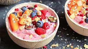 Schale gefüllt mit Nicecream garniert mit Beeren und Aprikosen. | © Rua Castilho, StockFood