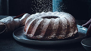 Nusskuchen mit Puderzucker bestäubt. | © Jana Eisert