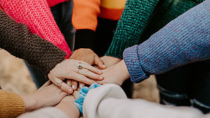 Übereinander liegende Hände von Frauen. | © Hannah Busing, unsplash.com