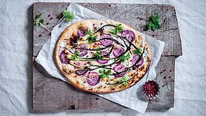 Flammkuchen mit wildem Bärlauch und Giersch | © Carolin Strothe, Stockfood