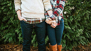 Junges Pärchen halt sich an den Händen fest | © Brooke Cagle, unsplash.com