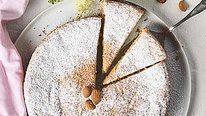 Mandelkuchen mit Kuchenschaufel. | © Joel Schindler / Louis Kaiser