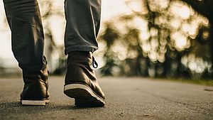 Mann, der eine Straße entlang läuft | © Marko Nikolic Photography, Shutterstock.com