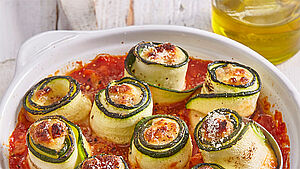 Überbackene Zucchiniröllchen in Auflaufform. | © Stockfood/Profimedia