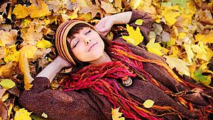 Noch einmal das bunte Herbstlaub genießen | © Lena Pan, Shutterstock.com