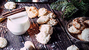 Kokosmakronen auf Holztisch. | © Belinda Hausner