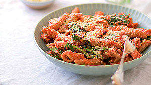 Gefüllter Teller mit Nudeln in Tomatensauce. | © Lynn Hoefer