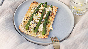 Flammkuchen mit Spargel und Feta. | © Elena Klink