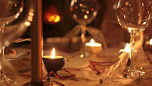 Festlich eingedeckter Tisch mit Kerzen. | © unsplash.com