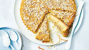 Angeschnittener Kokusnuss-Orangenzesten-Kuchen | © Valéry Guedès