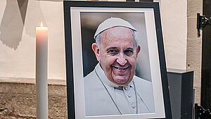Wir trauern um Papst Franziskus. | © KNA