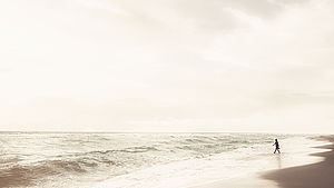 Frau am Strand bei Sonnenuntergang | © Todd Trapani, Unsplash