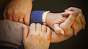 Vier Hände, die sich gegenseitig anfassen. | © Joshua Hoehne, unsplash.com