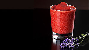 Slush im Glas serviert und mit Lavendelblüte dekoriert| © Andreas Klein Photography, Berlin