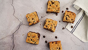 Brookiestücke auf Marmorhintergund | © vm2002/shutterstock.com