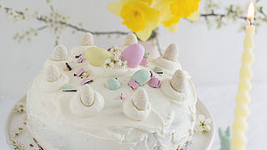 Torte dekoriert mit bunten Marzipan-Eiern und weißen Schokomandeln. | © Elena Klink