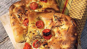 Focaccia auf Holzbrett.