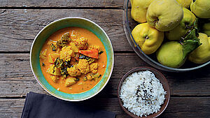 Teller mit Blumenkohlcurry, Teller mit Reis und Teller mit Quitten. | © Marie Feldt und Finken & Bumiller