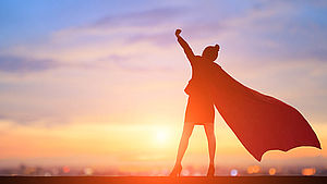 Silhouette der Supergeschäftsfrau fühlen sich begeistert von Sonnenuntergang | © aslysun / shutterstock.com