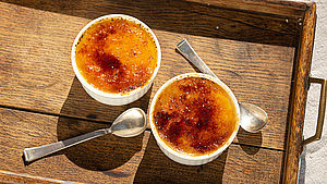 Zwei Schälchen mit Crème Brûlée. | © Finken & Bumiller, Stuttgart