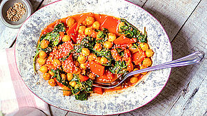 Gefüllter Teller mit einem Kichererbsen-Spinat-Gericht. 