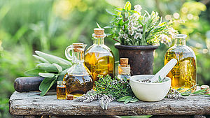 Kräuter und Öle auf einem Holzbrett | © Valentina_G / shutterstock.com