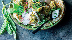 Angerichteter Teller mit Falafel in Fladenbrot. | © mircea-x