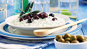 Angerichtetes Tsatsiki mit Oliven. | © StockFood/Gallo Images
