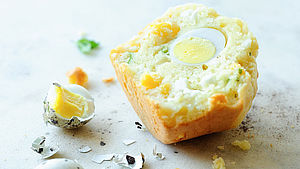 Angeschnittener Muffin mit Wachstelei gefüllt | © Photocuisine: Studio Kuchnia